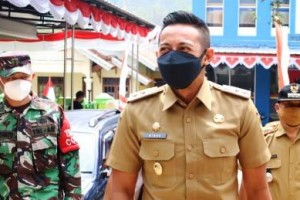 Wabup Kuningan saat monitoring vaksinasi di desa Cimahi.